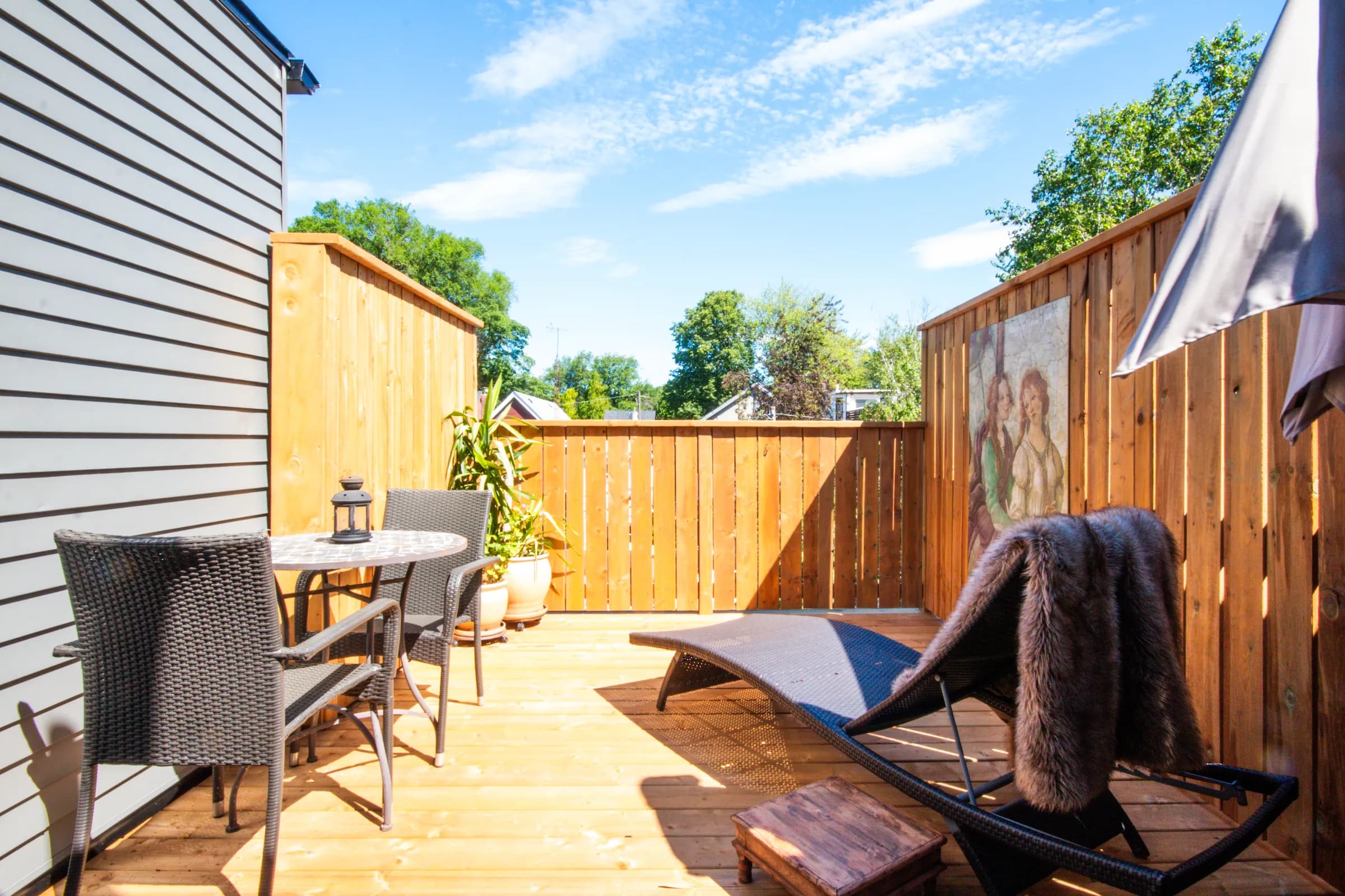 Back patio with greenery and outdoor dining